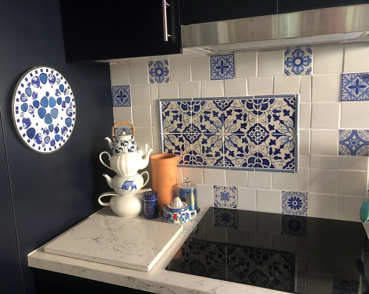 Lyn's kitchen with mosaic splashback 