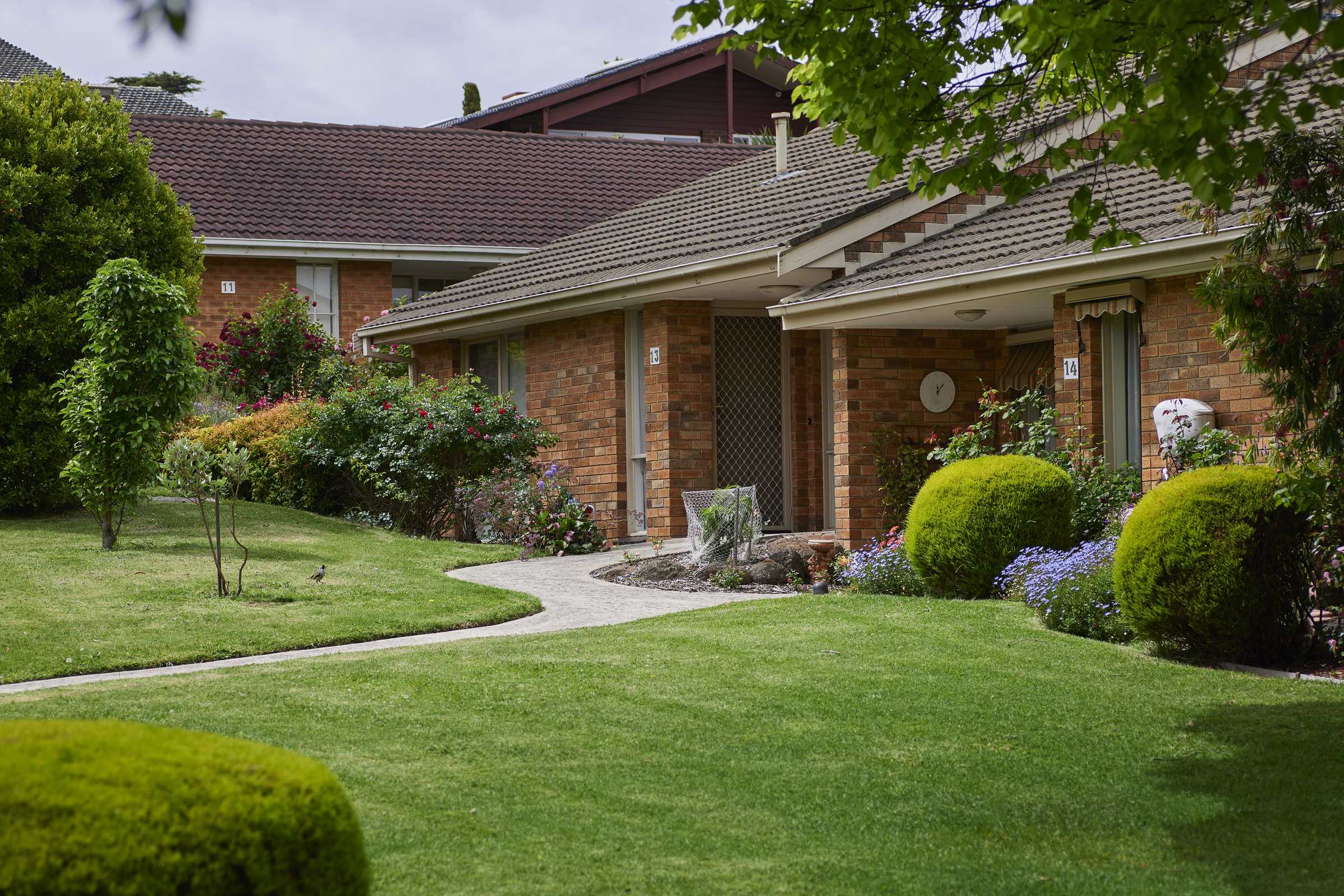Viewbank Gardens streetscape