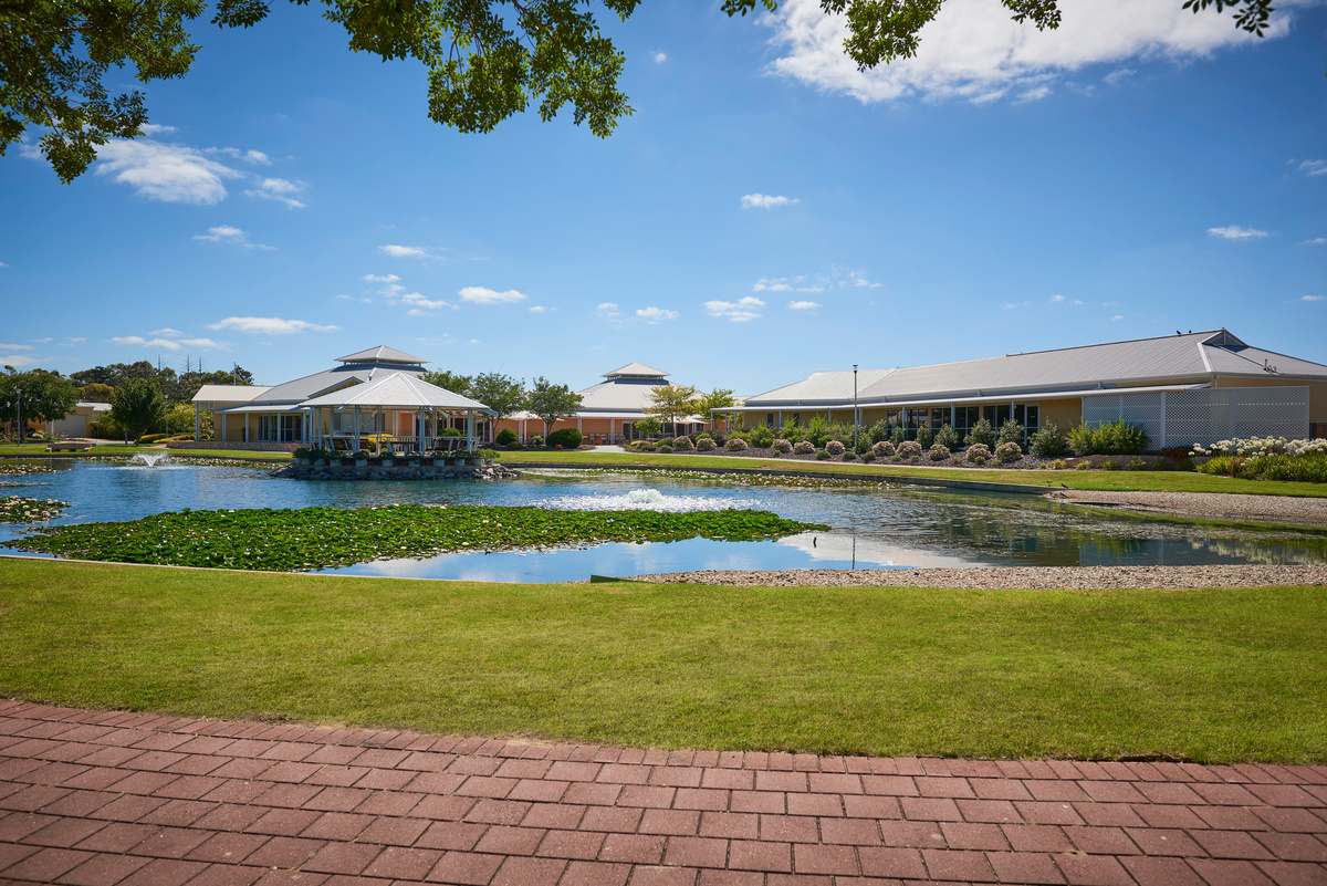 ELLV - Elliot Gardens - Village Photography Main Building Across Lake