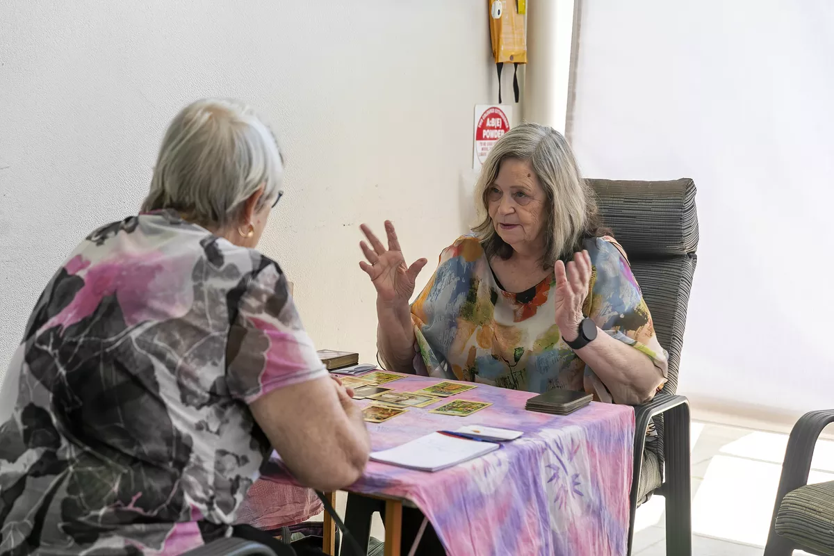 Tarot car reader in a session with a resident