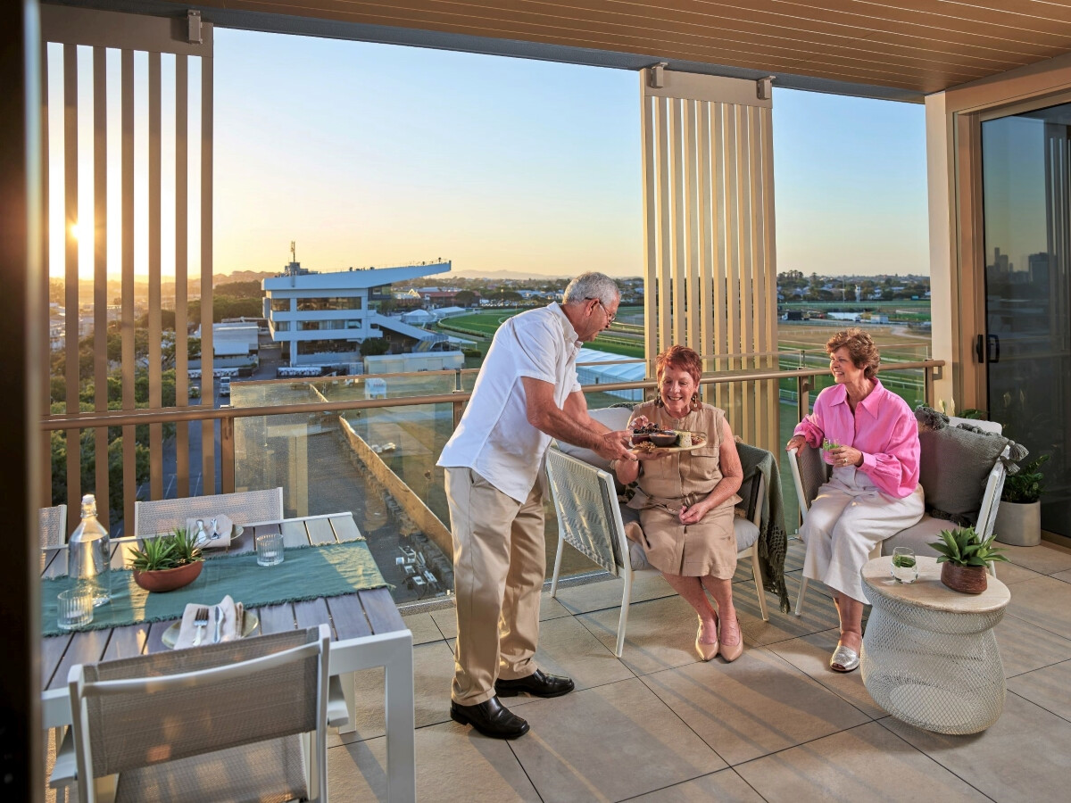 Bernborough Ascot - Apartment balcony with friends, racecourse views, sunset