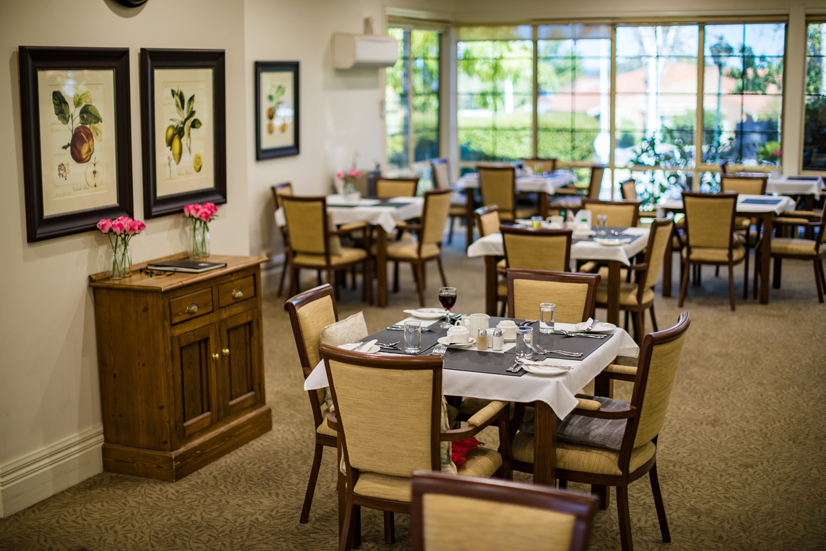 Fiddlers Green dining room with floor ceiling windows and lots of tables and chairs