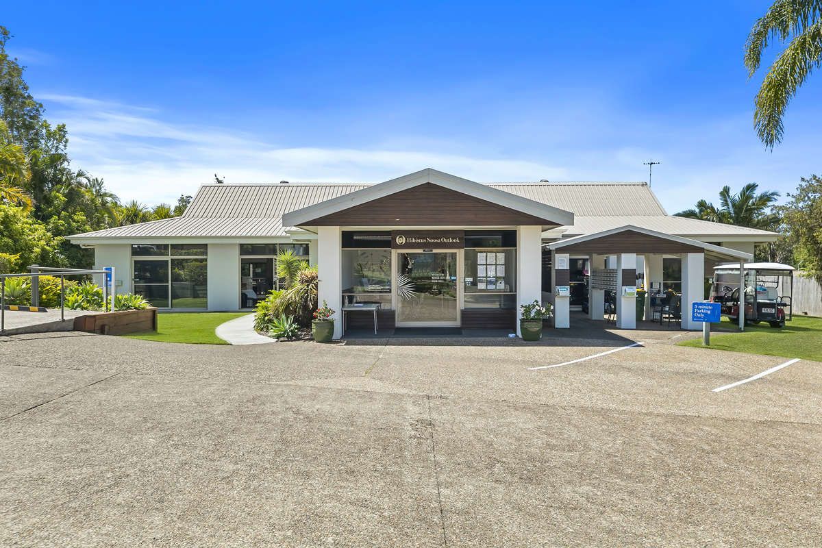 Hibiscus Noosa Outlook Village Community room with a library, pool table and a gym