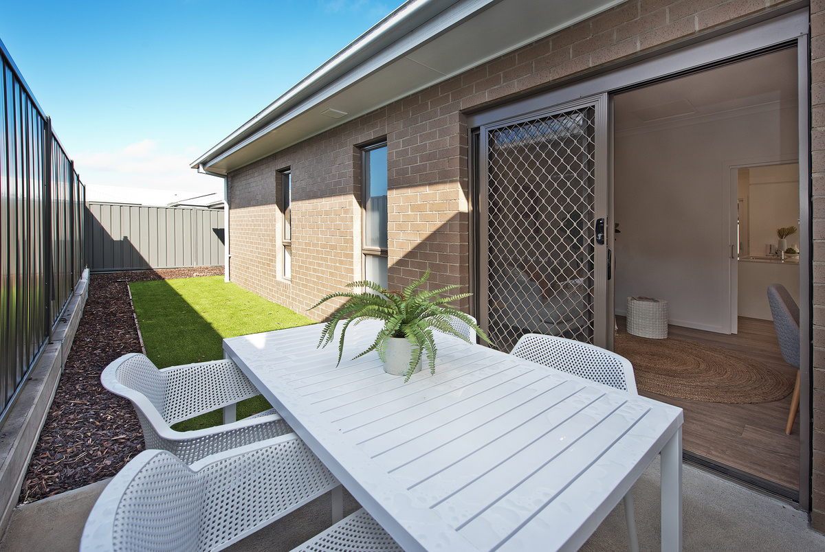 Sherwin Rise villa garden with outdoor seating